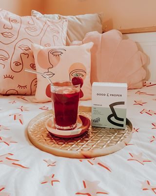 AD - PR Products // Happy Tuesday! Last week I received a lovely little package from the guys at @goodandpropertea and as an avid tea drinker - I can easily get through 6+ cups a day 🙈. I was really excited to try out their range! They also included a couple of ‘recipe’ cards which is how I made this gorgeous Hibiscus & Lime Fizz cold tea using the Hibiscus Tea Bags. It was super easy to make and is perfect for a cooling down after a summery day. It has also inspired me to try out different ‘cold tea’ recipes as they are such a nice change from the classic cold brew coffee that everyone is reaching for right now. What’s your thoughts on a fruity cold tea brew? Because you know what…I think I’m a convert✨
•
•
•
•
•
•
#lovemydecor #homeinterioruk #discoverunder5k #homeobsessed #simplystyle #myhomesense #microblogger  #discoverunder20k #stylegram #smallspacesquad #prettylittleiiinspo #creativegirlgang #mystylishspace #styleahome #interiordreams #cozycorner #instainteriors #housesofinstagram #onlyinterior #instadecoration #interiorinspirations #prettydecor #passionforinterior #scandimaximalism #apartmenttherapy #decordailydose #discoverunder4k #styleithappy #myinteriorvibe #dailydecordetail