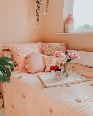 It’s Friday! Anyone else got that feel good Friday feeling? Today’s plans include my usual working routine, catching up on emails and spending the evening with Netflix on the TV and a glass of rose in hand 🍷 speaking of Netflix...hit me up with your Netflix and Amazon Prime recommendations below. I’ve seemed to have finished a lot of the TV shows (Queer Eye, This is Us, Little Fires etc) on my watchlist and currently looking for something new to watch! Have a fab Friday ✨ (some items previous pr products) •
•
•
•
•
#lovemydecor #homeinterioruk #discoverunder5k #homeobsessed #simplystyle #myhomesense #microblogger  #discoverunder20k #stylegram #smallspacesquad #prettylittleiiinspo #creativegirlgang #mystylishspace #styleahome #interiordreams #cozycorner #instainteriors #housesofinstagram #onlyinterior #instadecoration #interiorinspirations #prettydecor #passionforinterior #scandimaximalism #apartmenttherapy #decordailydose #discoverunder4k #styleithappy #myinteriorvibe #dailydecordetail