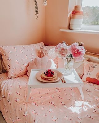 A Sunday throwback to eating pancakes in bed when these amazing peonies were still in bloom 🌸 does anyone else wish peony season was an all round thing? Because boy these flowers are stunning and are soo photogenic 😍 anyway have a lovely Sunday ✨⠀⠀⠀⠀⠀⠀⠀⠀⠀⠀⠀⠀⠀⠀⠀⠀⠀⠀
•⠀⠀⠀⠀⠀⠀⠀⠀⠀
•⠀⠀⠀⠀⠀⠀⠀⠀⠀
•⠀⠀⠀⠀⠀⠀⠀⠀⠀
•⠀⠀⠀⠀⠀⠀⠀⠀⠀
•⠀⠀⠀⠀⠀⠀⠀⠀⠀
•⠀⠀⠀⠀⠀⠀⠀⠀⠀
#lovemydecor #homeinterioruk #discoverunder5k #homeobsessed #simplystyle #myhomesense #microblogger  #discoverunder20k #stylegram #smallspacesquad #prettylittleiiinspo #creativegirlgang #mystylishspace #styleahome #interiordreams #cozycorner #instainteriors #housesofinstagram #onlyinterior #instadecoration #interiorinspirations #prettydecor #passionforinterior #scandimaximalism #apartmenttherapy #decordailydose #discoverunder4k #styleithappy #myinteriorvibe #dailydecordetail