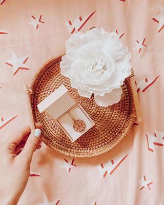 ad - pr product | Happy Monday ✨ how pretty is this @lesgeorgettes_byaltesse necklace which is from their Nénuphar Collection 😍 you can even change the back of the necklace to sport a different colour which is such a unique touch ✨ obvs. had to go for the peachy pink shade to match with my theme 🙌🏼 anyway have a lovely Monday 🌿 •
•
•
#lovemydecor #homeinterioruk #discoverunder5k #homeobsessed #simplystyle #myhomesense #microblogger  #discoverunder20k #stylegram #smallspacesquad #prettylittleiiinspo #creativegirlgang #mystylishspace #styleahome #interiordreams #cozycorner #instainteriors #housesofinstagram #onlyinterior #instadecoration #interiorinspirations #prettydecor #passionforinterior #scandimaximalism #apartmenttherapy #decordailydose #discoverunder4k #styleithappy #myinteriorvibe #dailydecordetail